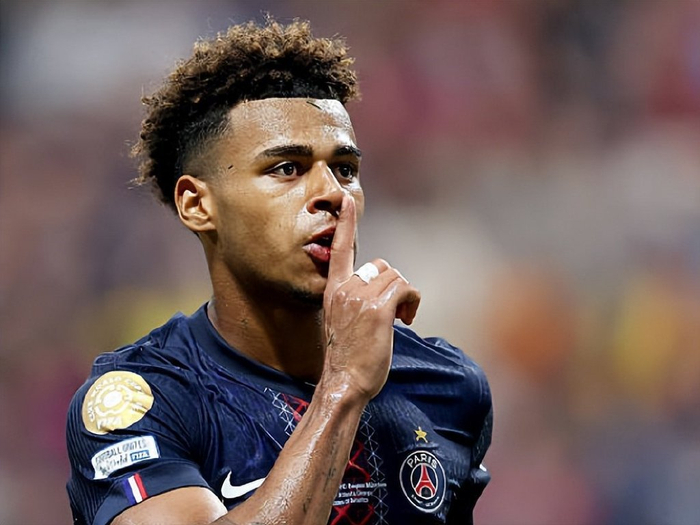 埃基蒂克成为西塞后首位为利物浦单场联赛打入2球的法国球员