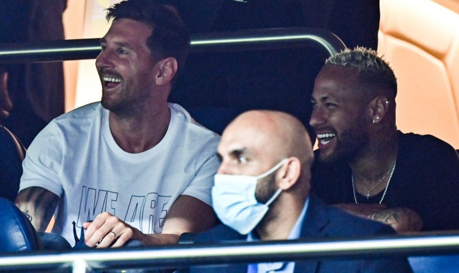 内马尔在桑托斯关键比赛中上演帽子戏法，助球队保级成功，展现坚韧与决心。